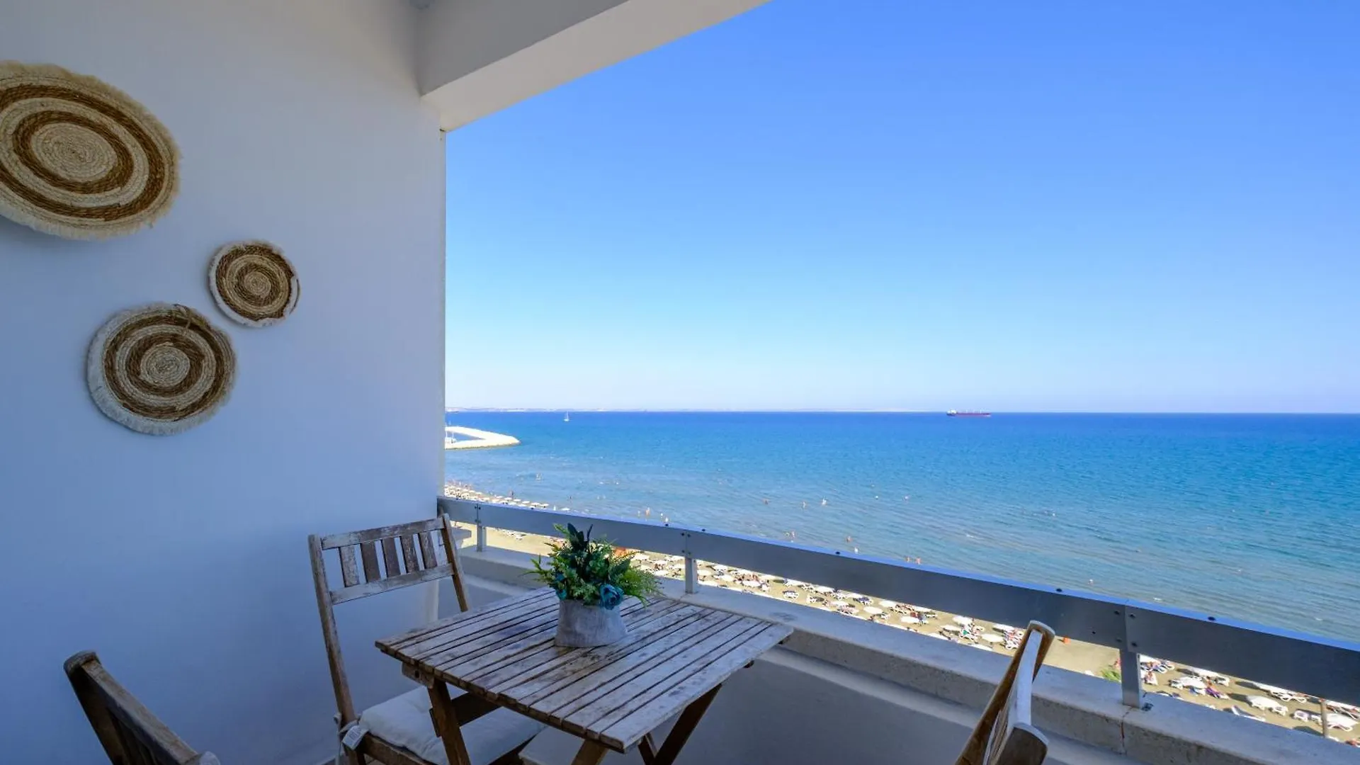 לרנקה Lazuli Sea View Beachfront- Ap 61