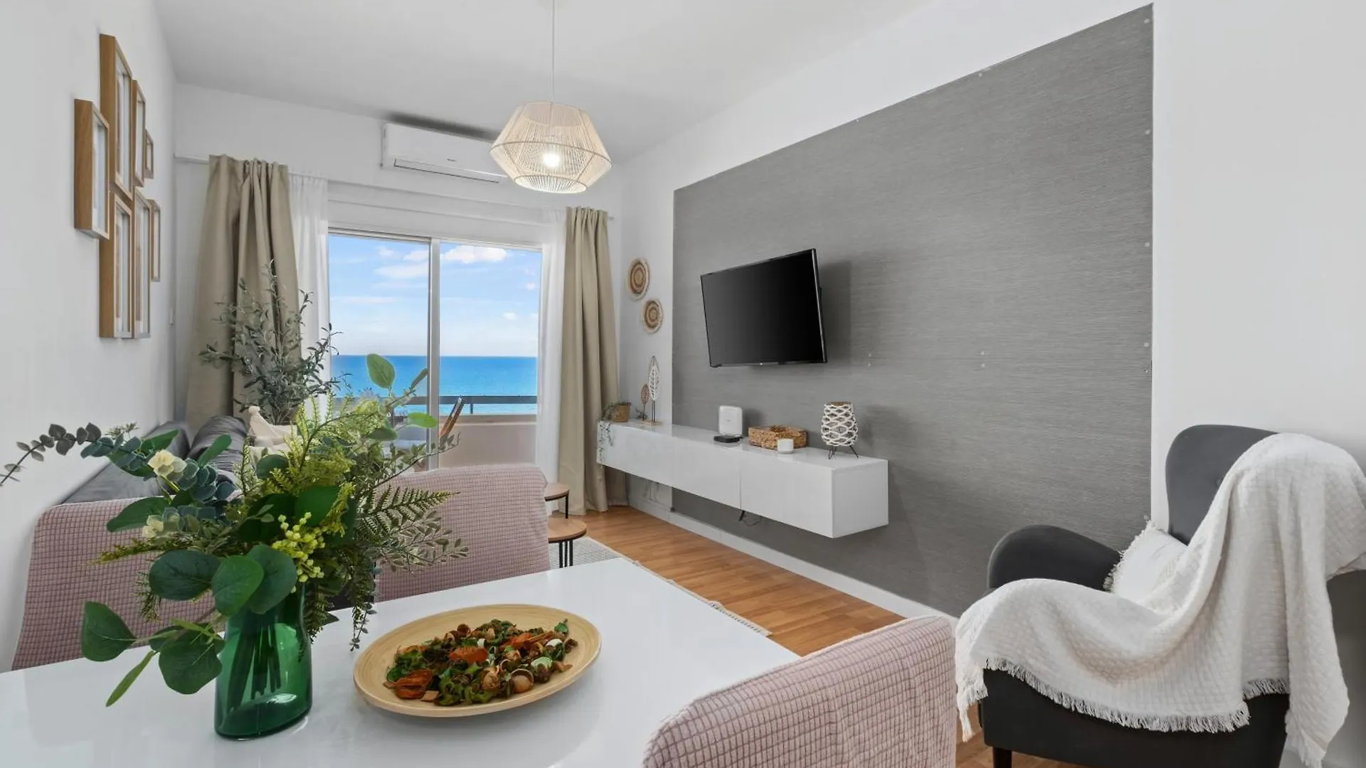 לרנקה Lazuli Sea View Beachfront- Ap 61 0*,