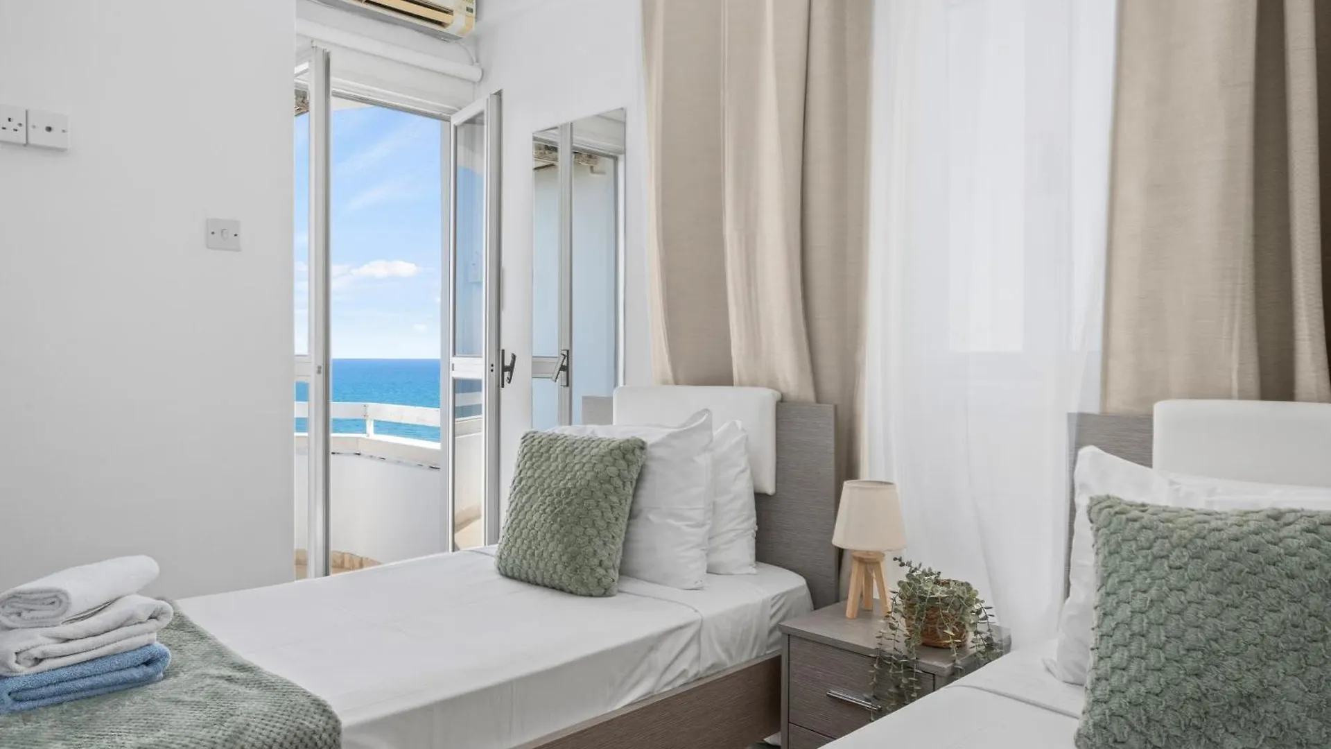 לרנקה Lazuli Sea View Beachfront- Ap 61 דירה