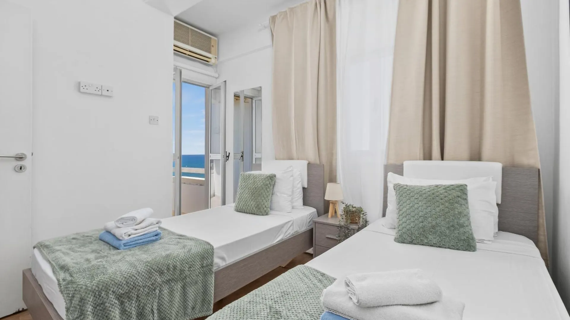 דירה לרנקה Lazuli Sea View Beachfront- Ap 61